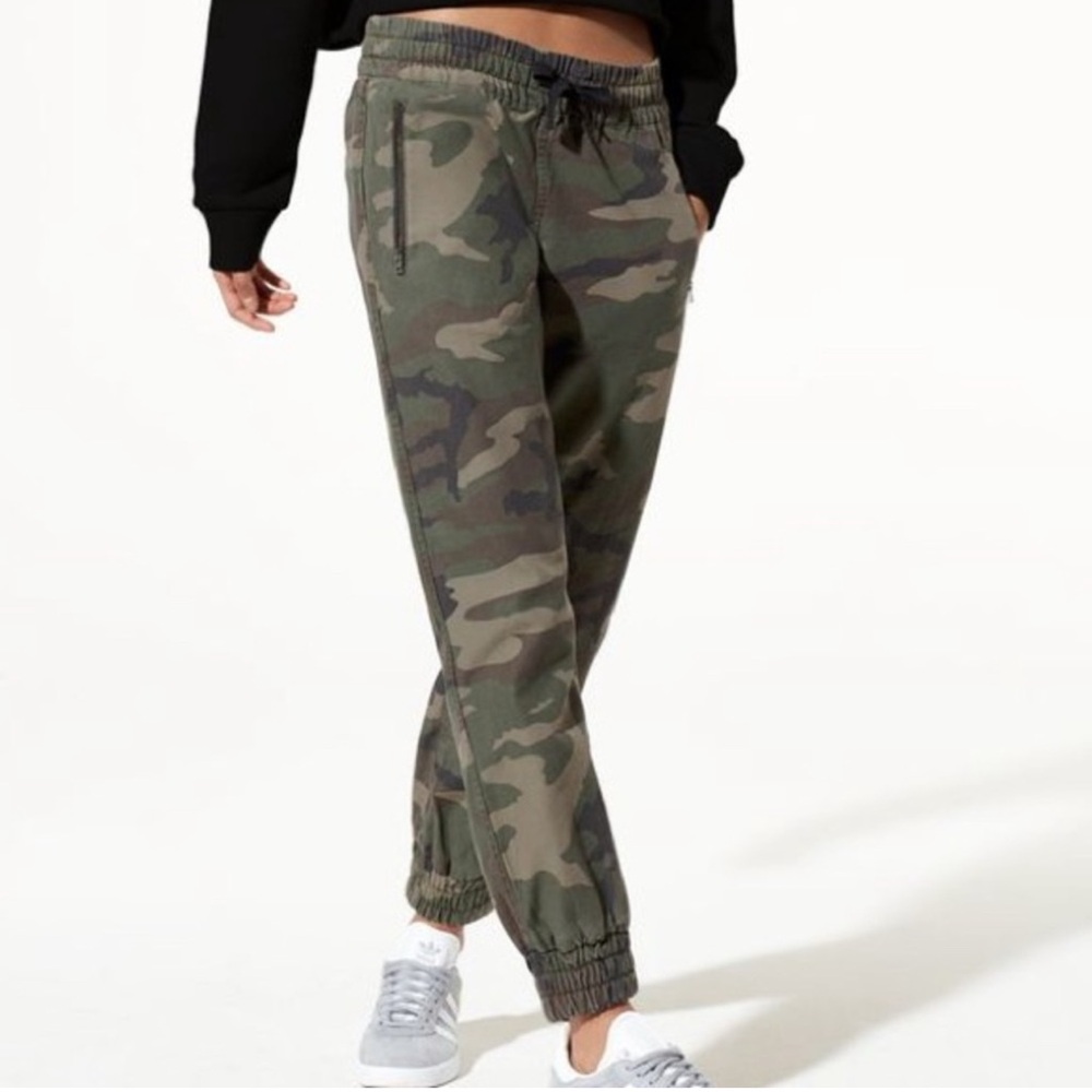 TNA Aritzia Green Camo Alix Pants Joggers -
Size XS